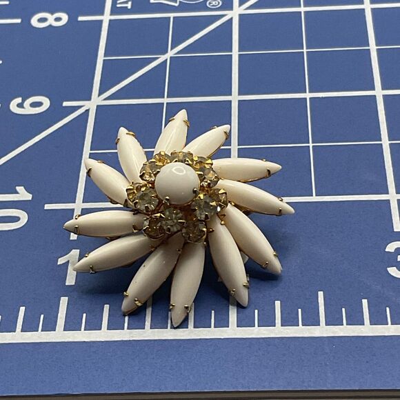 Vintage Judy Lee Clip On Earrings Milk Glass Rhinestone Starburst Pinwheel - Picture 8 of 8